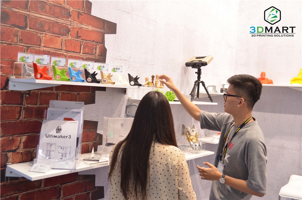 3DMART in 2017 Computex 展覽期間 與客戶介紹