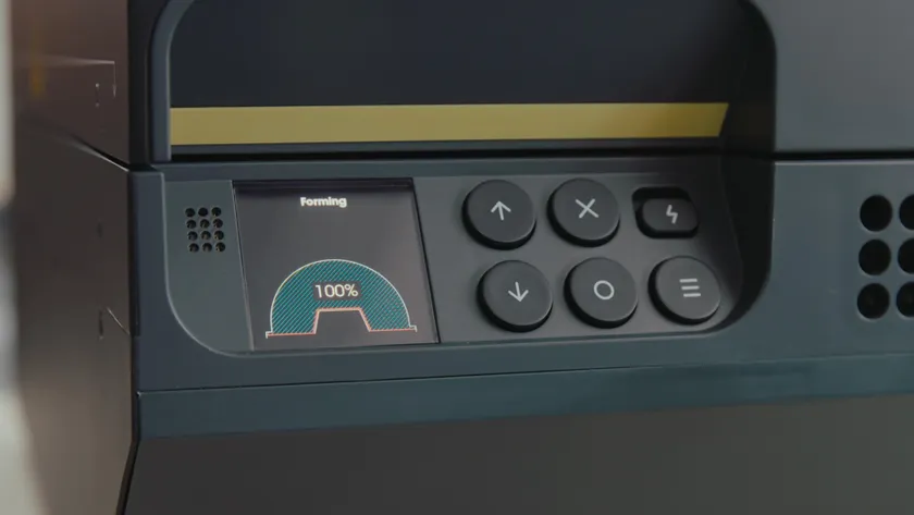 使用圓鋸對(duì)成型部件進(jìn)行後期處理