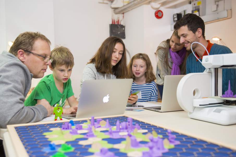 Printlab與Innofil3D，3DPrinterOS，Makerversity DIY, Kidesign以及Ultimaker等公司合作，幫助學(xué)?？焖俳⒆约旱?D列印實驗室