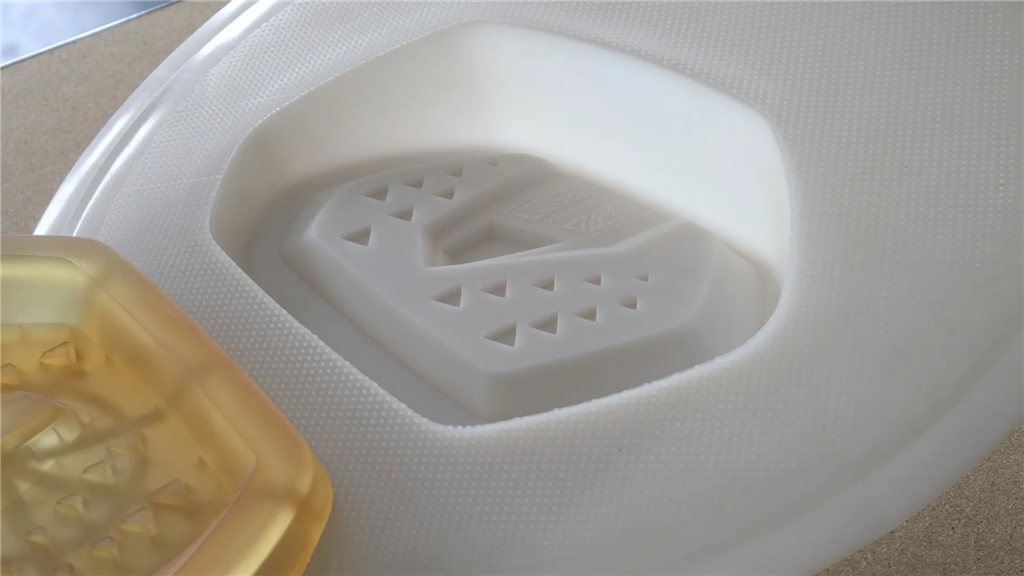 UHMW 生產(chǎn)堅固、耐磨的零件，具有低摩擦系數(shù)。