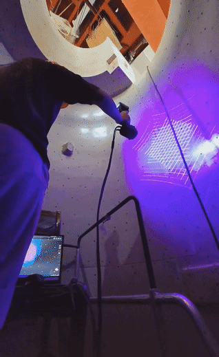 技術(shù)人員正在對(duì)木模內(nèi)部進(jìn)行 3D 掃描