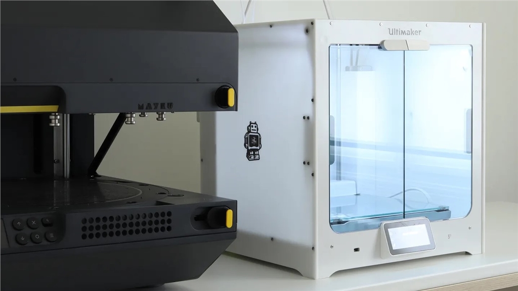 Mayku Multiplier 桌上型壓力成型機 (左) 與 Ultimaker 3D 列印機 (右)