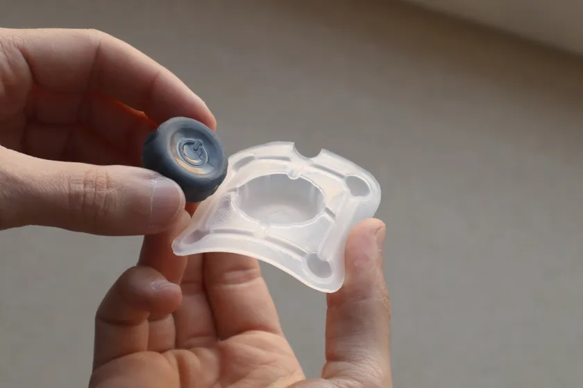 在 Mayku Multiplier 上，使用 EVA 材料片製作的柔軟模具