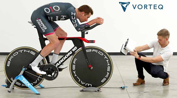 計量工程師 Sam Quilter 使用 Artec Leo 對騎士進(jìn)行 3D 掃描